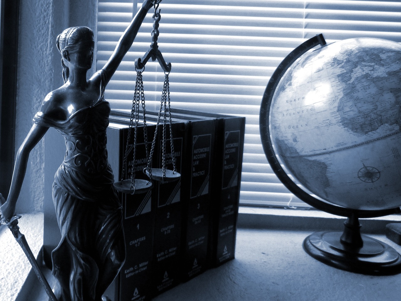 Lady-justice-2388500_1280